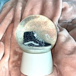 Vans snowglobe